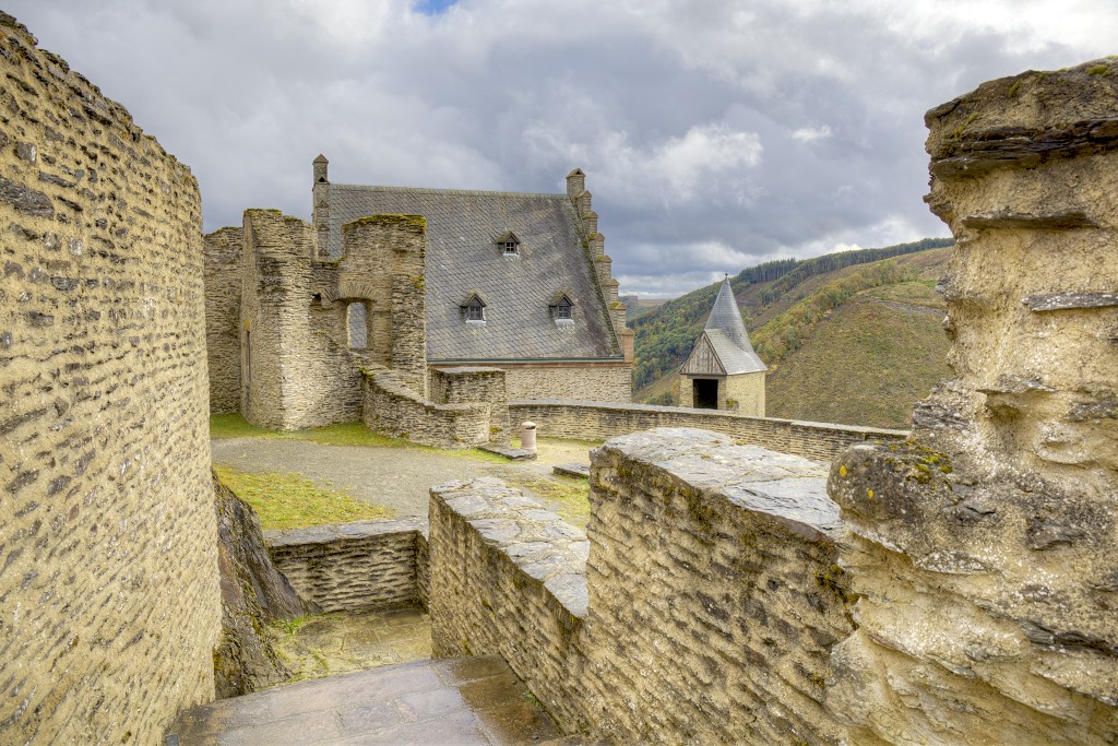 chateau kasteel Bourscheid luxemburg luxembourg burcht ruine slot unesco erfgoed middeleeuwen ardennen